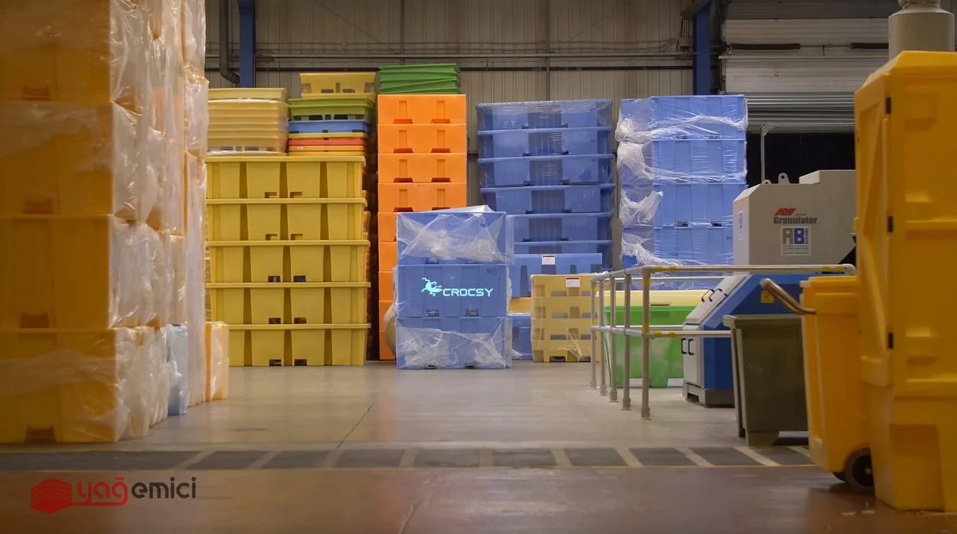 epo içerisinde istiflenmiş farklı renk ve boyutlarda döküntü sızıntı toplama paletleri ve konteynerleri.