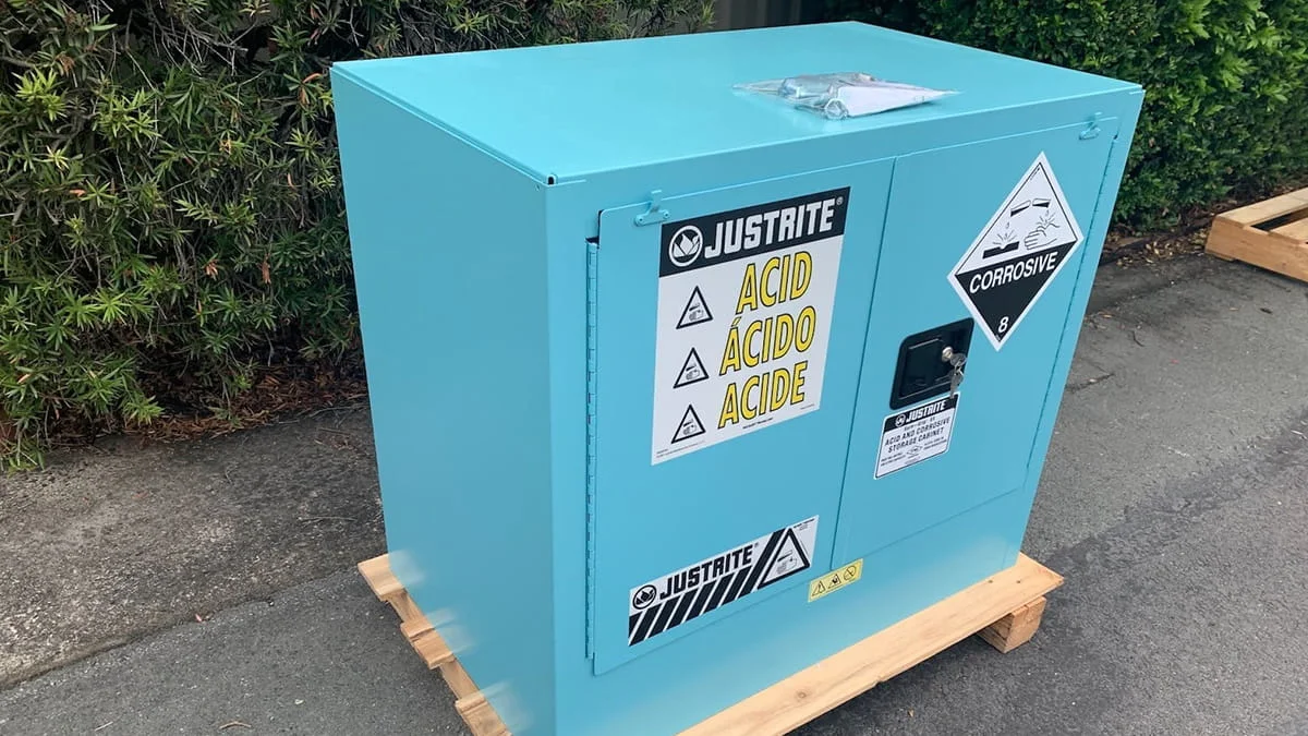 Mavi renkli Justrite asit ve aşındırıcı madde emniyetli saklama dolabı - Korozyona dayanıklı çelik yapı.