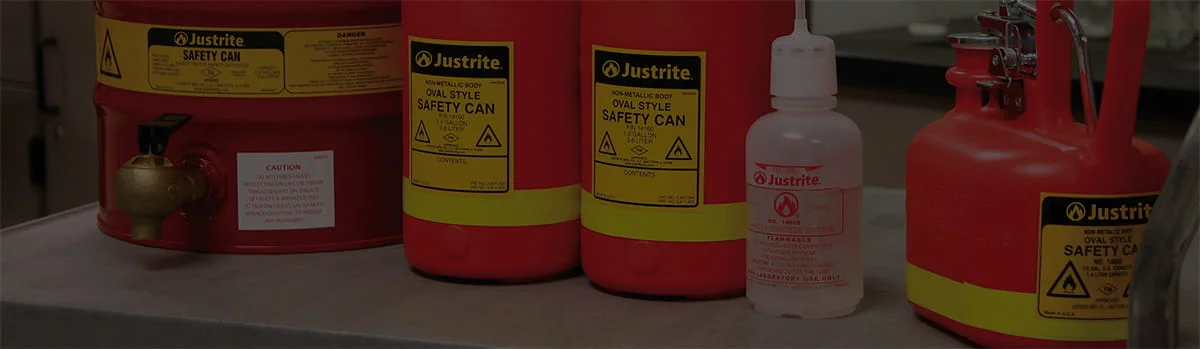 Farklı boyutlarda Justrite kırmızı emniyetli sıvı atık toplama kapları ve sızdırmaz musluk detayı